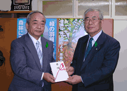 (右) (社)国土緑化推進機構 副理事長 谷 福丸 氏 (左) 日清紡 取締役専務執行役員 鵜澤 静