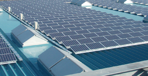 【図1】 日清紡ケミカル(株)千葉事業所に設置した太陽光発電システム。日清紡メカトロニクス(株)で製造した太陽電池パネルを840枚使用しております。なお、日清紡グループでは、日清紡メカトロニクス(株)美合工機事務所(中部電力管内)と日清紡ペーパープロダクツ(株)島田工場(中部電力管内)へも太陽光発電システムを導入しており、この2事業所合計の発電容量は500kWとなります。残る事業所についても、太陽光発電の導入を進めています。