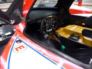 トヨタ TS030 HYBRID に搭載された電気二重層キャパシタ (コックピット横の黄色いボックス)