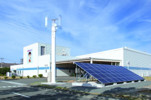 スマートファクトリー建屋脇に太陽光発電、風力発電システムを設置