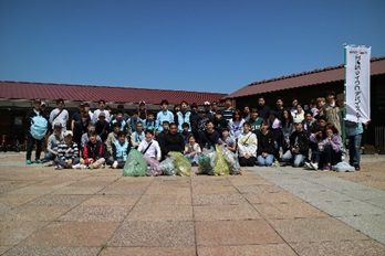 Group photo of participants in the cleanup activities