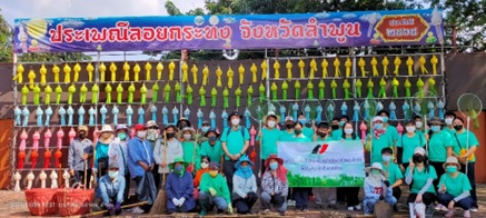 Group photo of participants in the riverside cleanup activity