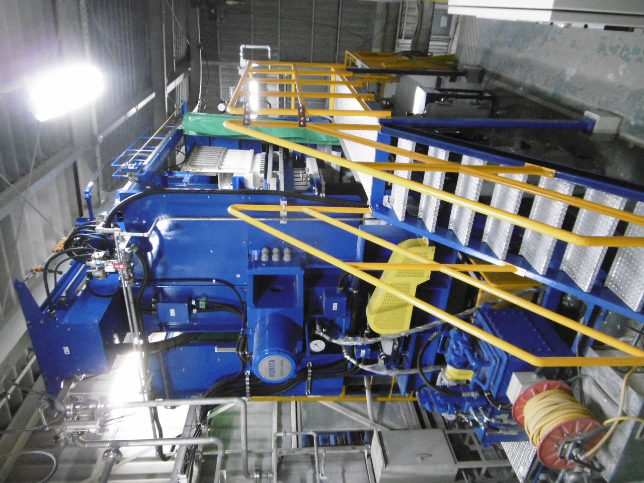 Sludge dehydrator