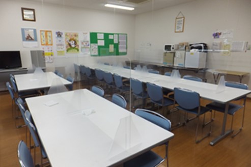 Cafeteria with anti-dispersion panels