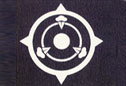 「日清」を図案化した社章。「日」を輪郭と中央の丸で、「清」は清国の国旗の図案の一部をとって表現した。