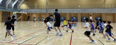 子どもたちと選手のミニゲーム