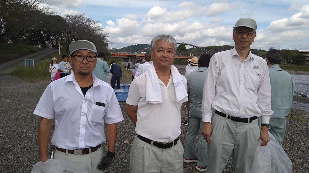 瀬戸川の清掃活動に参加した社員