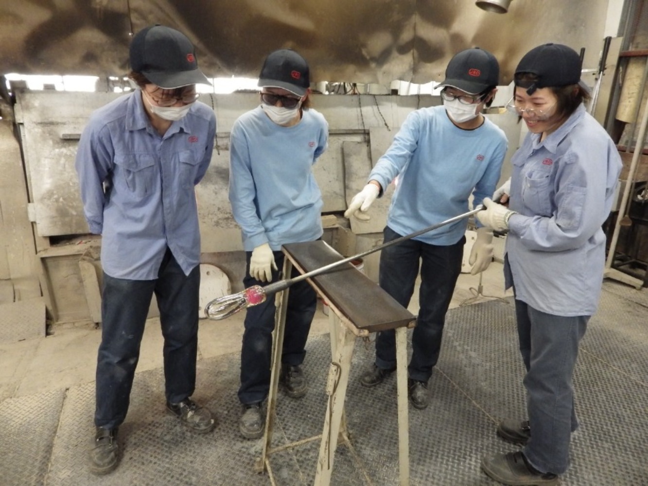 ガラス成型職場で働く女性社員