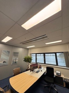LED照明に変更されたオフィス